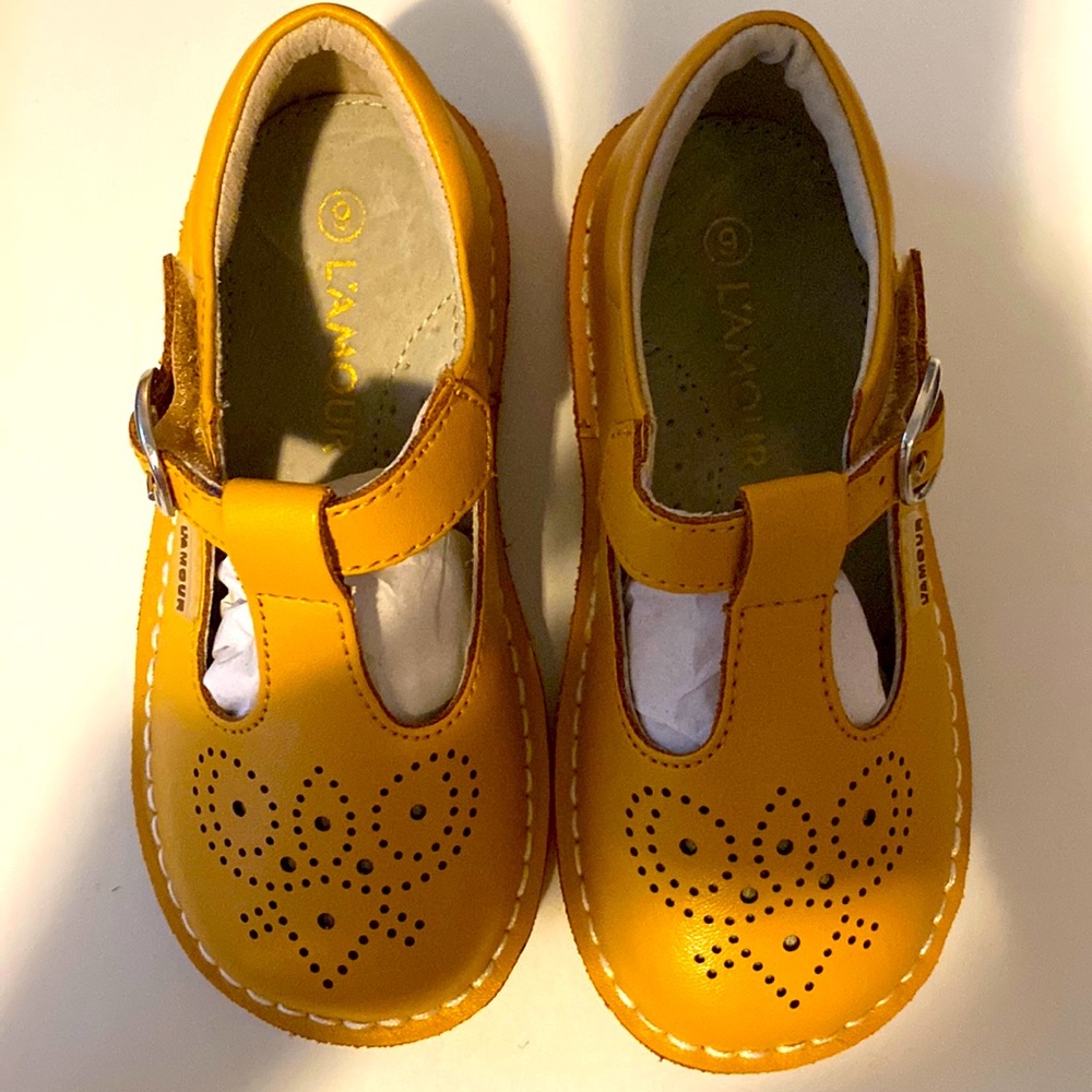 L’Amour NWOB Mustard Ollie T-Strap, size 9